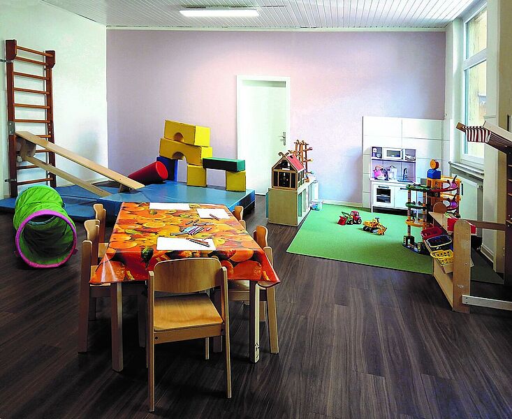 Blick in den großen Bewegungsraum mit Spiel- und Tobebereich