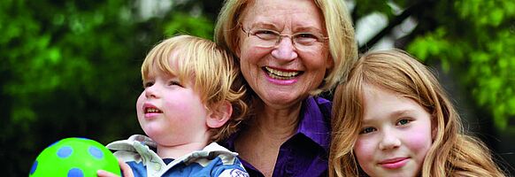 ältere Frau mit herzlichen lachen und zwei Kindern