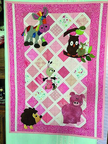 selbstgenähter rosa Babyquilt mit Tieren