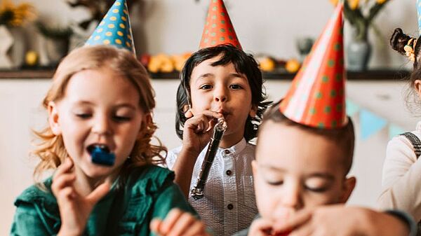 Geburtstag Fröhliche Kinder feiern Geburtstag